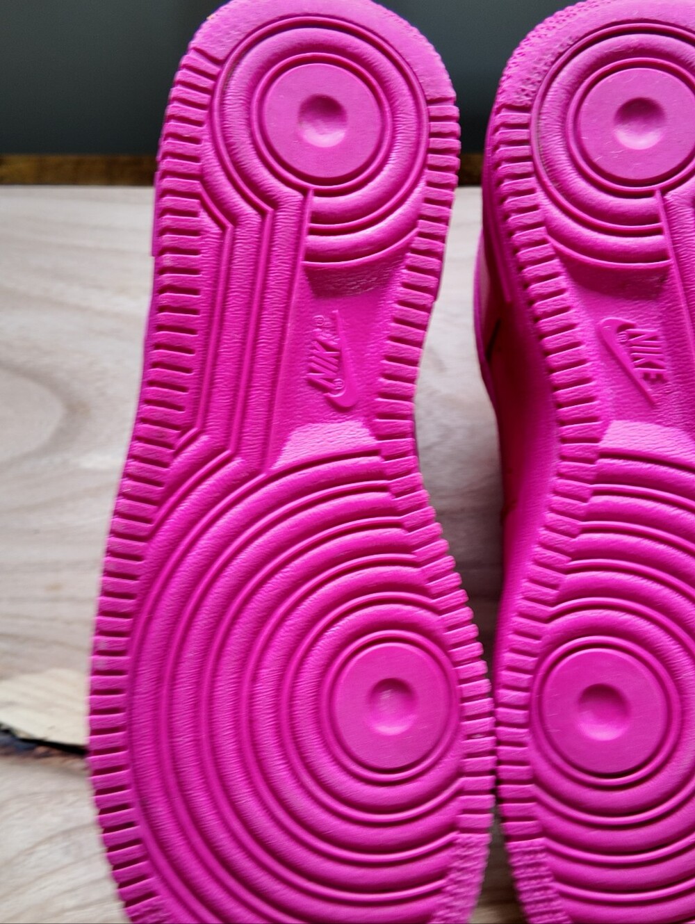 Women’s Nike Air Force 1 '07 "Fireberry" (Style DD8959-600)/ Size 7 - Picture 8 of 10